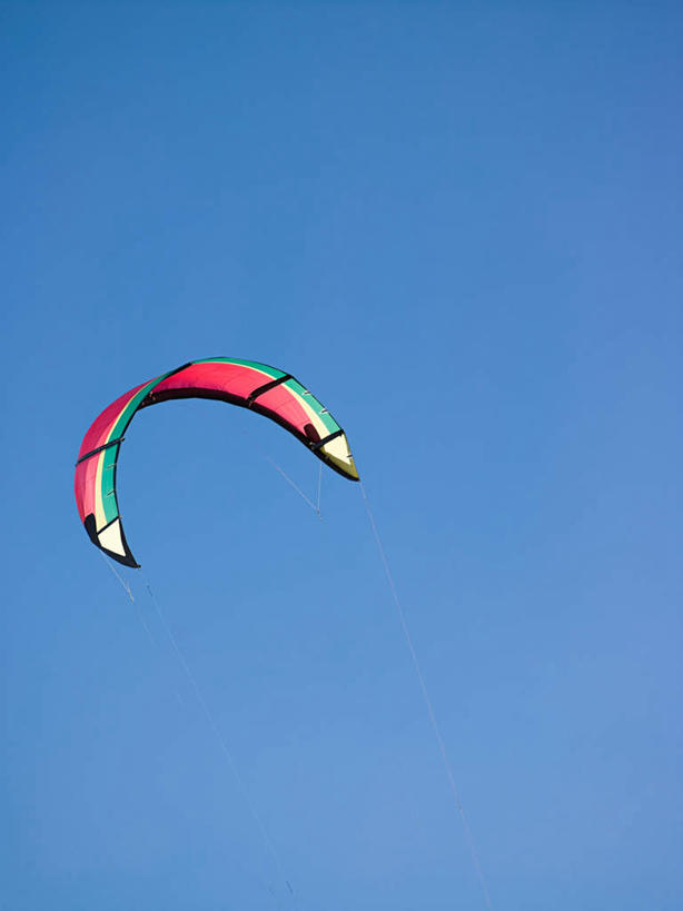 无人,竖图,彩色,室外,白天,仰视,锻炼,旅游,度假,运动,娱乐,极限运动,一个,蓝色,蓝天,天空,天,享受,休闲,放松,晴朗,单个,室外运动,户外运动,冲浪风筝,万里无云,风筝冲浪,晴空,晴空万里,彩图,低角度拍摄,健身