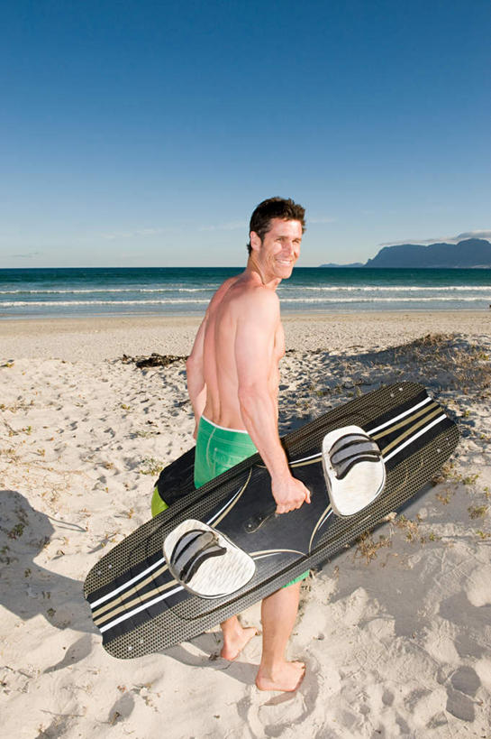 西方人,一个人,站,笑,微笑,露齿笑,竖图,室外,白天,侧面,锻炼,旅游,度假,运动,海浪,海洋,沙滩,欧洲,欧洲人,仅一个男性,仅一个人,仅一个中年男性,握,阴影,裤子,光线,沙子,影子,海岸,浪花,沙地,拿,拿着,扭头,注视,娱乐,极限运动,裸露,蓝色,绿色,蓝天,天空,阳光,海水,天,观察,看,站着,转头,享受,休闲,放松,握着,晴朗,观看,察看,关注,室外运动,裸,户外运动,海景,冲浪风筝,万里无云,风筝冲浪,男人,男性,中年男性,白种人,大海,风浪,海,海水的波动,海滩,近岸浪,涌浪,晴空,晴空万里,站立,半身,彩图,健身