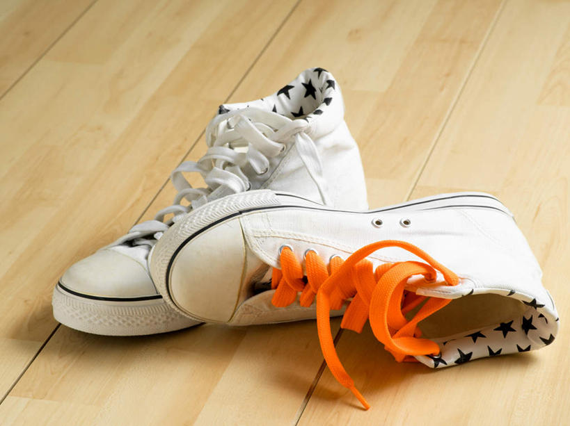 无人,横图,俯视,室内,特写,白天,运动鞋,地板,静物,鞋子,一双,阴影,反射,鞋带,影子,地面,木地板,橙色,摄影,影棚,休闲鞋,彩图,高角度拍摄,影棚拍摄,拍摄