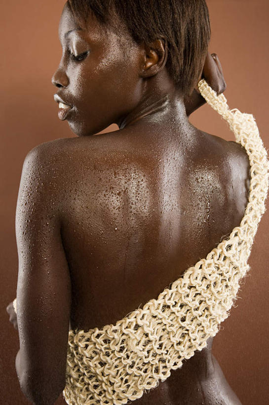 西方人,一个人,站,举,竖图,室内,白天,欧洲,非洲,黑人,欧洲人,仅一个年轻女性,仅一个女性,仅一个人,擦,抚摸,握,阴影,棕色背景,反射,影子,丝瓜,拿,拿着,扭头,注视,裸露,背面,浴球,观察,看,托,站着,转头,擦拭,握着,摄影,影棚,观看,察看,关注,裸,揩擦,拭,年轻女性,女人,女性,非洲人,举起,举手,举着,向上举,向上伸,向上托,站立,半身,彩图,影棚拍摄,拍摄,轻抚