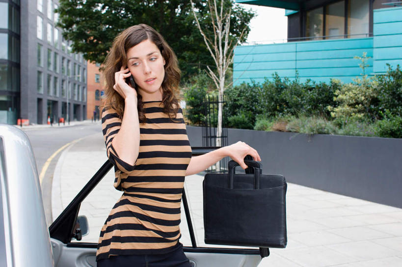 西方人,一个人,家,走,打电话,横图,室外,白天,正面,植物,窗户,汽车,电话,手机,欧洲,欧洲人,仅一个年轻女性,仅一个女性,仅一个人,一辆,握,服装,包,公文包,房屋,墙,屋子,拿,拿着,注视,休闲装,通讯设备,楼房,玻璃窗,墙壁,墙面,住宅,车,树,树木,衣服,绿色,自然,车窗,交通工具,轿车,观察,看,休闲,休闲服,握着,服饰,生长,成长,公事包,观看,察看,双手插袋,关注,载具,插袋,手插袋,双手抄兜,双手放兜,交流,年轻女性,女人,女性,白种人,步行,插兜,沟通,两手抄兜,两手放兜,散步,手插兜,手放口袋,通话,走路,半身,彩图,房子,手抄兜