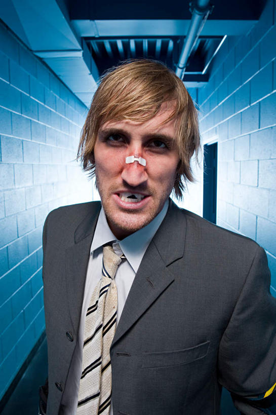 西方人,鼻子,一个人,商务人士,商务男性,站,竖图,室内,白天,正面,衬衫,天花板,欧洲,欧洲人,仅一个男性,仅一个人,阴影,套装,朦胧,模糊,反射,影子,墙,领带,注视,墙壁,墙面,仅一个年轻男性,一个,医疗用品,观察,看,站着,治疗,单个,观看,察看,医疗,医疗设备,关注,胶布,商务装,工薪阶层,止血,损伤,苯扎氯铵贴,男人,男性,年轻男性,白种人,鼻,鼻孔,白领,上班族,绷带,创可贴,站立,半身,彩图,衬衣