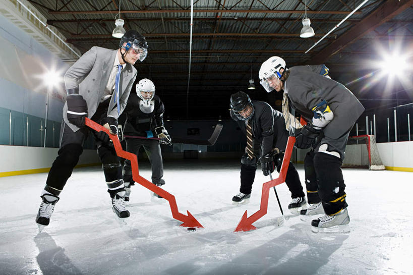 西方人,四个人,同事,商务人士,运动员,商务男性,商务女性,横图,室内,白天,仰视,衬衫,锻炼,安全,成功,运动,合作,团队,集体,信心,滚轴溜冰,帽子,欧洲,欧洲人,握,阴影,套装,光线,头盔,影子,冰,灯光,防护,旱冰鞋,领带,溜冰鞋,注视,方向,娱乐,队伍,箭头,红色,安全帽,浮冰,观察,看,享受,休闲,轮滑鞋,放松,寒冷,握着,观看,保护,察看,冰冷,领导,指向,成就,关注,保险,商务装,合伙,领袖,工薪阶层,室内运动,簇,保全,周全,安稳,安定,严寒,单排轮滑,冰凉,酷寒,凛冽,凛凛,极冷,流冰,浮冰块,平安,溜冰,轮滑,男人,男性,年轻男性,中年男性,白种人,白领,上班族,体育运动员,运动选手,彩图,低角度拍摄,全身,衬衣,健身