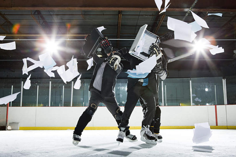 西方人,两个人,商务人士,商务男性,站,举,横图,室内,白天,仰视,衬衫,安全,滚轴溜冰,照明,欧洲,欧洲人,阴影,套装,飘扬,光线,壁灯,材料,档案,文件,影子,灯光,旱冰鞋,领带,溜冰鞋,注视,灯,箱子,资料,灯具,观察,看,托,站着,轮滑鞋,保险箱,观看,飘逸,保护,打架,照亮,察看,照明设备,关注,打斗,飞扬,文档,保险,商务装,私密,工薪阶层,斗殴,敌人,单排轮滑,溜冰,轮滑,男人,男性,年轻男性,白种人,白领,上班族,举起,举手,举着,向上举,向上伸,向上托,站立,彩图,低角度拍摄,全身,衬衣