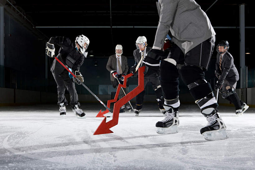 西方人,同事,商务人士,运动员,商务男性,商务女性,站,横图,室内,白天,仰视,衬衫,锻炼,安全,成功,运动,合作,团队,集体,信心,滚轴溜冰,帽子,欧洲,欧洲人,五个人,握,阴影,套装,光线,头盔,影子,冰,灯光,防护,旱冰鞋,领带,溜冰鞋,许多人,注视,方向,娱乐,队伍,箭头,红色,安全帽,浮冰,观察,看,站着,一群人,享受,休闲,轮滑鞋,放松,寒冷,握着,观看,保护,察看,冰冷,领导,指向,成就,关注,保险,商务装,合伙,领袖,工薪阶层,室内运动,簇,保全,周全,安稳,安定,严寒,单排轮滑,冰凉,酷寒,凛冽,凛凛,极冷,流冰,浮冰块,平安,溜冰,轮滑,男人,男性,年轻男性,中年男性,白种人,白领,上班族,体育运动员,运动选手,站立,半身,彩图,低角度拍摄,衬衣,健身