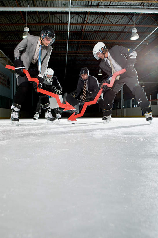 西方人,四个人,同事,商务人士,运动员,商务男性,商务女性,站,竖图,室内,白天,仰视,衬衫,锻炼,安全,成功,运动,合作,团队,集体,信心,滚轴溜冰,帽子,欧洲,欧洲人,弯腰,握,阴影,套装,光线,头盔,影子,冰,灯光,防护,旱冰鞋,领带,溜冰鞋,注视,方向,娱乐,队伍,箭头,红色,安全帽,浮冰,观察,看,站着,享受,休闲,轮滑鞋,放松,寒冷,握着,观看,保护,察看,冰冷,领导,指向,成就,关注,保险,商务装,合伙,领袖,工薪阶层,室内运动,簇,保全,周全,安稳,安定,弯身,严寒,单排轮滑,冰凉,酷寒,凛冽,凛凛,极冷,流冰,浮冰块,平安,溜冰,轮滑,男人,男性,年轻男性,中年男性,白种人,白领,上班族,体育运动员,运动选手,站立,彩图,低角度拍摄,全身,衬衣,健身