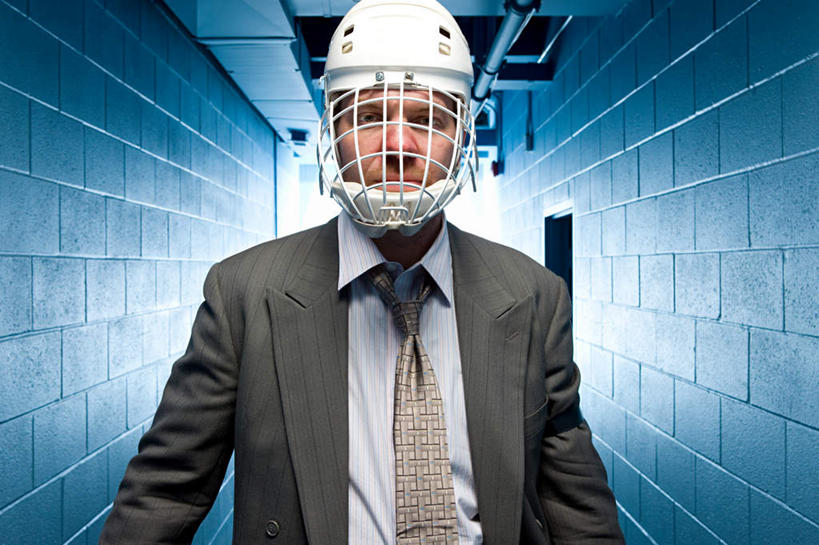 西方人,一个人,商务人士,商务男性,站,横图,室内,白天,正面,衬衫,曲棍球,帽子,欧洲,欧洲人,仅一个男性,仅一个人,阴影,套装,光线,头盔,影子,墙,走道,走廊,过道,灯光,领带,冰球,冰上曲棍球,注视,运动器械,墙壁,墙面,仅一个年轻男性,安全帽,观察,看,站着,健身器械,观看,察看,象征,庄重,关注,商务装,身份,健身器材,工薪阶层,正式,地位,班迪球,男人,男性,年轻男性,白种人,白领,上班族,站立,半身,彩图,衬衣,运动器材