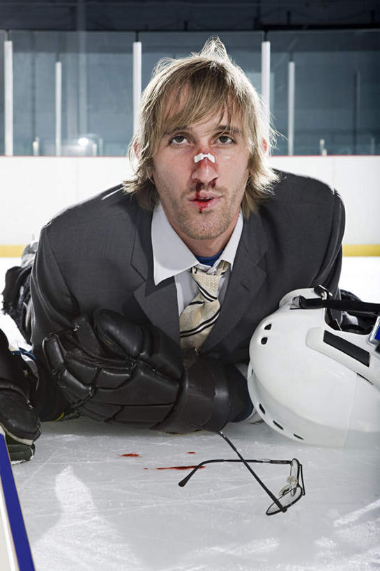 西方人,一个人,商务人士,商务男性,体育馆,运动场,坐,竖图,室内,白天,正面,衬衫,曲棍球,帽子,欧洲,欧洲人,仅一个男性,仅一个人,套装,头盔,眼镜,领带,冰球,冰上曲棍球,注视,运动器械,体育场,仅一个年轻男性,安全帽,观察,看,健身器械,观看,察看,象征,庄重,关注,商务装,身份,健身器材,近视眼镜,工薪阶层,运动馆,正式,地位,伤害,班迪球,损伤,毁伤,损害,男人,男性,年轻男性,白种人,白领,上班族,坐着,半身,彩图,衬衣,侵害,运动器材