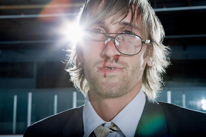 西方人,脸,头,眼睛,脸颊,眉毛,睫毛,一个人,商务人士,商务男性,站,横图,室内,特写,白天,正面,衬衫,照明,欧洲,欧洲人,瞳孔,仅一个男性,仅一个人,阴影,套装,光线,眼镜,影子,灯光,领带,注视,吊灯,灯,仅一个年轻男性,灯具,观察,看,站着,血液,眼部,观看,照亮,察看,象征,庄重,照明设备,关注,商务装,身份,近视眼镜,工薪阶层,正式,地位,伤害,损伤,毁伤,损害,男人,男性,年轻男性,白种人,头部,睫,脸部,脸蛋,眉,面部,眼,眼睫毛,眼眉,白领,上班族,站立,半身,彩图,衬衣,侵害,眼眉毛