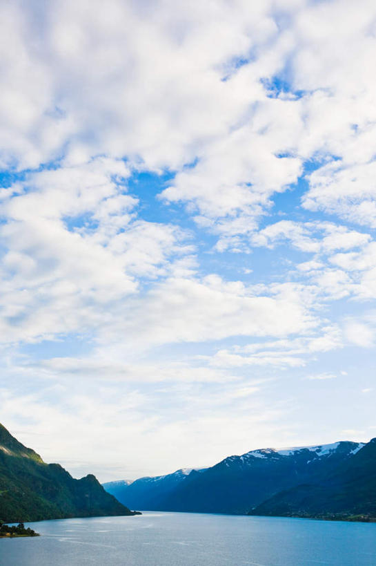 无人,竖图,室外,白天,正面,旅游,度假,冰山,河流,石头,美景,森林,山,树林,水,植物,挪威,欧洲,阴影,光线,石子,影子,冰,河水,景观,山顶,山峰,水流,云,云朵,山峦,云彩,娱乐,冰川,树,树木,蓝色,绿色,白云,蓝天,天空,阳光,自然,天,享受,休闲,景色,放松,寒冷,生长,晴朗,成长,冰冷,斯堪的纳维亚,自然风光,北欧,斯堪的那维亚,斯堪的那维亚半岛,斯堪的纳维亚半岛,冰河,沉积岩,严寒,冰凉,酷寒,凛冽,凛凛,极冷,挪威王国,颠峰,极峰,松恩.菲尤拉讷,松恩.菲尤拉讷郡,水成岩,石块,岩石,晴空,彩图