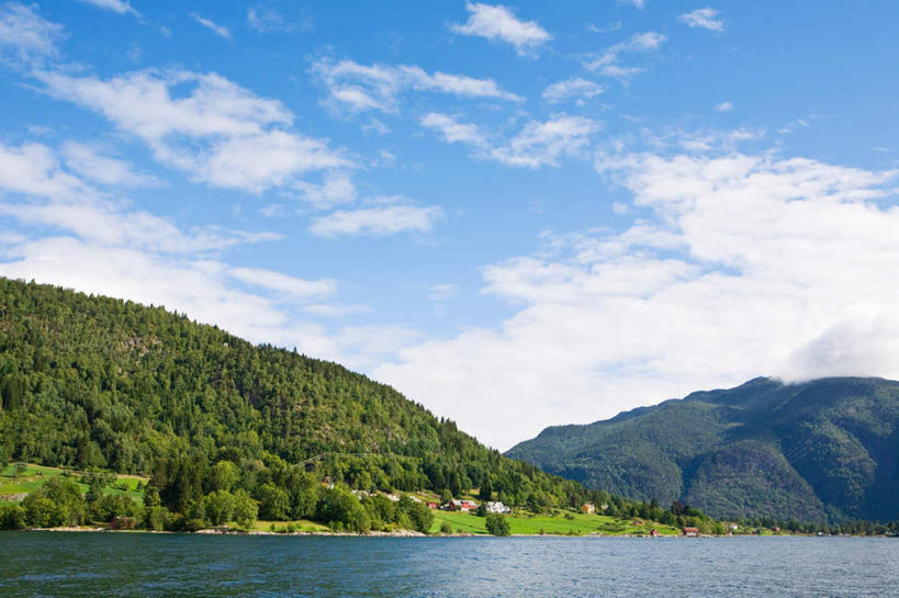 无人,横图,室外,白天,正面,旅游,度假,海浪,海洋,石头,美景,森林,山,山脉,树林,植物,挪威,欧洲,阴影,光线,石子,影子,景观,浪花,山顶,山峰,云,云朵,山峦,云彩,娱乐,树,树木,蓝色,绿色,白云,蓝天,天空,阳光,自然,海水,群山,天,享受,休闲,景色,放松,生长,晴朗,成长,斯堪的纳维亚,自然风光,北欧,斯堪的那维亚,斯堪的那维亚半岛,斯堪的纳维亚半岛,海景,沉积岩,挪威王国,颠峰,极峰,松恩.菲尤拉讷,松恩.菲尤拉讷郡,水成岩,大海,风浪,海,海水的波动,近岸浪,石块,岩石,涌浪,晴空,彩图