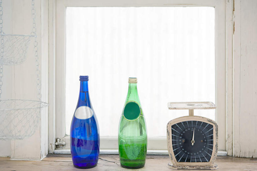 无人,横图,室内,特写,白天,正面,仪器,厨房,窗户,静物,阴影,反射,木制,罐子,影子,支架,墙,玻璃窗,架子,墙壁,墙面,玻璃制品,两个,一个,蓝色,绿色,玻璃瓶,木制品,瓶子,单个,衡量,计量,台秤,衡器,秤,彩图,灶间