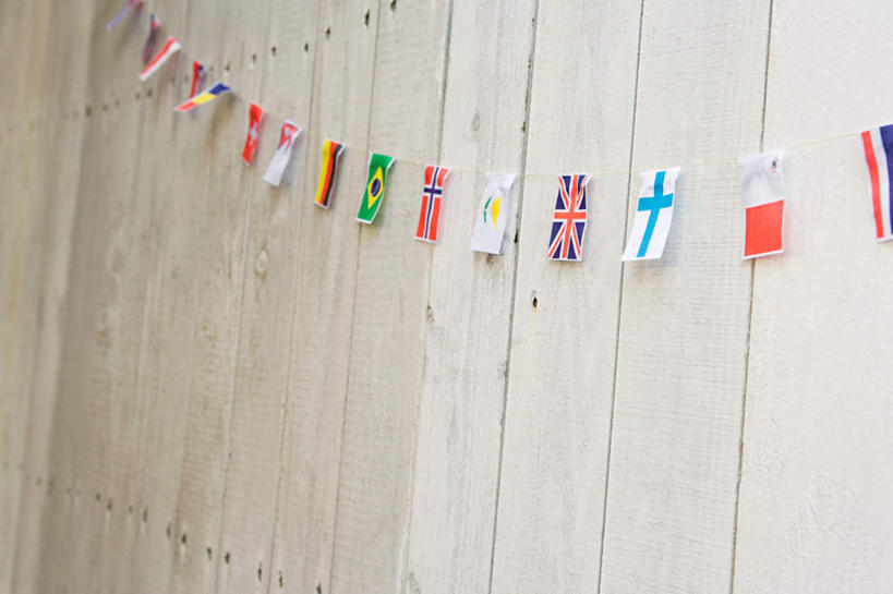 无人,横图,室外,特写,白天,仰视,静物,旗帜,一排,许多,吊挂,悬挂,整齐,木制,墙,很多,挂,旗子,墙壁,墙面,排列,木制品,队列,旌旗,旗号,彩图,低角度拍摄