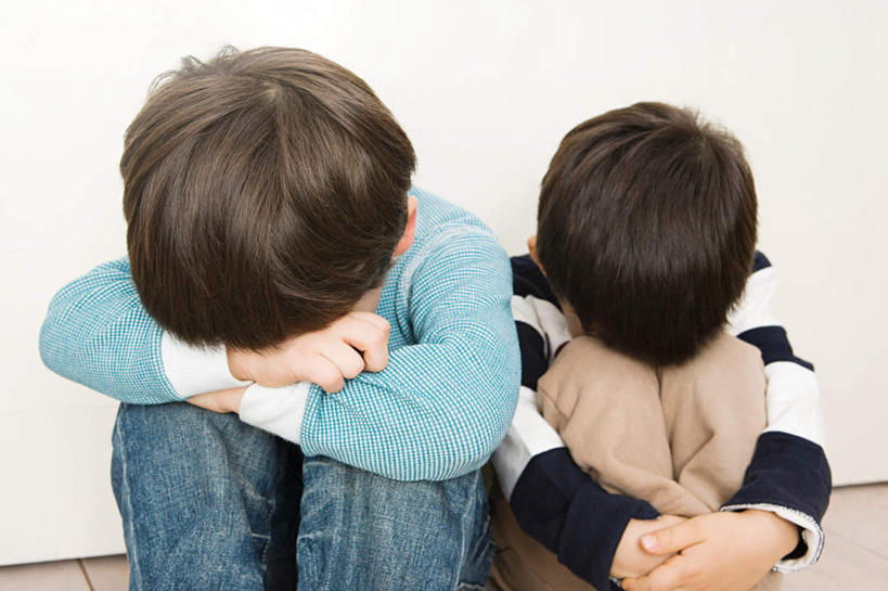 东方人,儿童,两个人,伙伴,朋友,坐,横图,室内,白天,正面,友谊,纯洁,地板,亚洲,服装,裤子,墙,地面,牛仔裤,休闲装,黄种人,木地板,墙壁,墙面,小孩,衣服,低头,休闲,休闲服,可爱,童年,童趣,遮,遮掩,服饰,掩盖,遮挡,童真,烂漫,无邪,遮盖,掩饰,垂头,害臊,含羞,怕羞,害羞,天真,友情,男孩,男人,男性,亚洲人,坐着,半身,彩图,男生