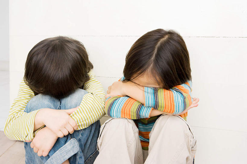 东方人,儿童,两个人,伙伴,朋友,坐,横图,室内,白天,正面,友谊,纯洁,地板,亚洲,服装,裤子,墙,地面,牛仔裤,休闲装,黄种人,木地板,墙壁,墙面,小孩,衣服,低头,休闲,休闲服,可爱,童年,童趣,遮,遮掩,服饰,掩盖,遮挡,童真,烂漫,无邪,遮盖,掩饰,垂头,害臊,含羞,怕羞,害羞,天真,友情,男孩,男人,男性,亚洲人,坐着,半身,彩图,男生