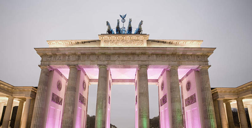 无人,横图,室外,白天,仰视,旅游,度假,名胜古迹,门,标志建筑,地标,建筑,路灯,照明,雕塑,德国,欧洲,一排,阴影,遗迹,艺术,整齐,装饰,光线,雕刻,雕像,影子,柱子,灯光,首都,古迹,文物,娱乐,建设,古建筑,柏林,勃兰登堡门,灯,排列,黄昏,工艺品,门框,享受,休闲,旅游胜地,放松,纪念,照亮,美术,照明设备,西欧,队列,主题,陈列,古文明,德意志联邦共和国,功能,美学,柏林州,薄暮,彩图,低角度拍摄,傍晚