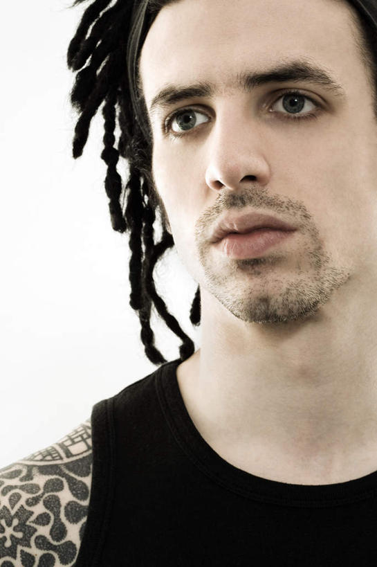 西方人,脸,头,脸颊,一个人,站,竖图,室内,特写,白天,白色背景,正面,时尚,欧洲,欧洲人,仅一个男性,仅一个人,服装,背心,注视,文化,纹身,肩膀,仅一个年轻男性,衣服,黑色,观察,看,站着,个性,摄影,服饰,信仰,影棚,观看,察看,衣着,穿着,关注,刺青,追求,想象,文身,勇气,崇拜,张扬,衣饰,男人,男性,年轻男性,白种人,头部,脸部,脸蛋,面部,站立,半身,彩图,影棚拍摄,拍摄,雷鬼头