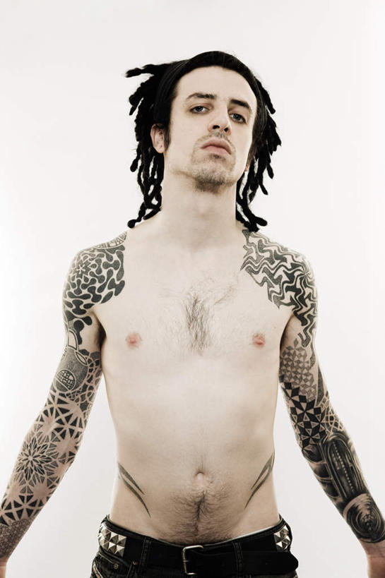 西方人,一个人,站,竖图,室内,白天,白色背景,正面,时尚,欧洲,欧洲人,仅一个男性,仅一个人,裤子,注视,牛仔裤,文化,腰带,裸露,纹身,仅一个年轻男性,黑色,观察,看,站着,个性,摄影,信仰,影棚,观看,皮带,察看,关注,刺青,裸,追求,想象,配饰,文身,勇气,崇拜,张扬,裤带,男人,男性,年轻男性,白种人,站立,半身,彩图,影棚拍摄,拍摄,雷鬼头