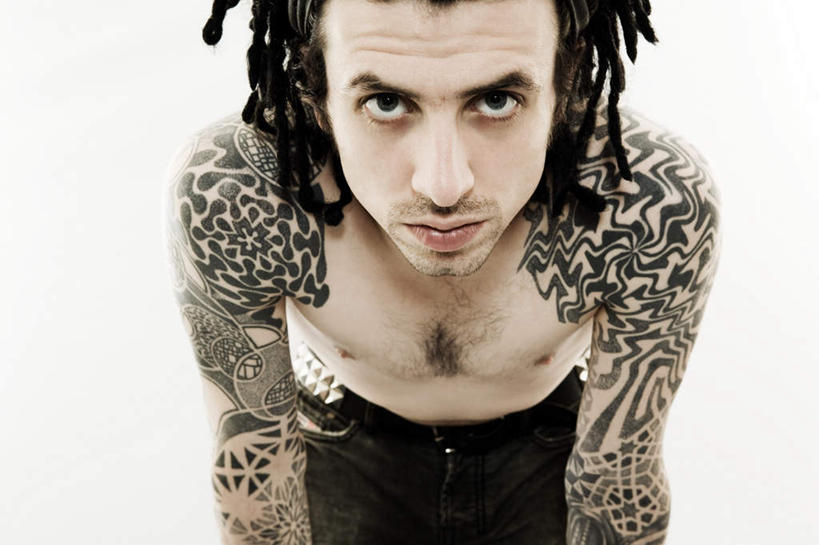 西方人,脸,头,脸颊,一个人,站,横图,室内,特写,白天,白色背景,正面,时尚,欧洲,欧洲人,仅一个男性,仅一个人,弯腰,裤子,注视,牛仔裤,文化,腰带,裸露,纹身,肩膀,仅一个年轻男性,黑色,观察,看,站着,个性,摄影,信仰,影棚,观看,皮带,察看,关注,刺青,裸,追求,想象,配饰,文身,勇气,崇拜,张扬,弯身,裤带,男人,男性,年轻男性,白种人,头部,脸部,脸蛋,面部,站立,半身,彩图,影棚拍摄,拍摄,雷鬼头