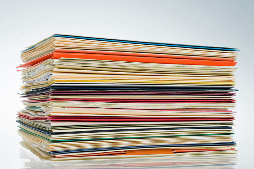 无人,横图,室内,特写,白天,白色背景,正面,桌面,桌子,静物,一排,整齐,木制,材料,档案,文件,纸,排列,木制品,手稿,资料,摄影,影棚,整洁,堆,证明,队列,文档,参差,划一,彩图,影棚拍摄,拍摄