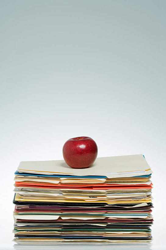 无人,竖图,室内,特写,白天,白色背景,正面,桌面,桌子,苹果,水果,一排,新鲜,整齐,木制,材料,档案,文件,纸,生食,食品,果实,食物,排列,一个,红色,木制品,手稿,资料,摄影,有机食品,绿色食品,影棚,单个,整洁,堆,证明,队列,文档,参差,划一,彩图,影棚拍摄,拍摄