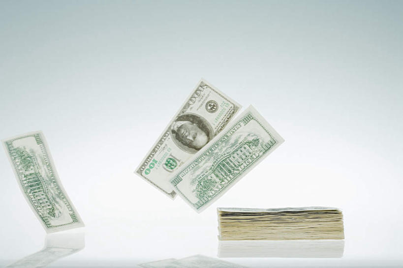 无人,横图,室内,特写,白天,白色背景,正面,钱,美元,桌面,桌子,静物,漂浮,飘扬,木制,钱币,飘落,美金,木制品,钞票,金融,纸币,摄影,影棚,经济,下沉,降落,流通,纸钞,贸易,飘零,货币,现金,彩图,影棚拍摄,拍摄