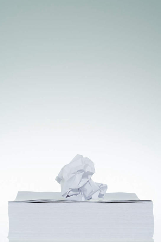 无人,竖图,室内,特写,白天,白色背景,正面,桌面,桌子,静物,一堆,堆叠,堆积,整齐,木制,材料,档案,文件,纸,木制品,手稿,资料,摄影,影棚,整洁,堆,证明,文档,参差,划一,彩图,影棚拍摄,拍摄