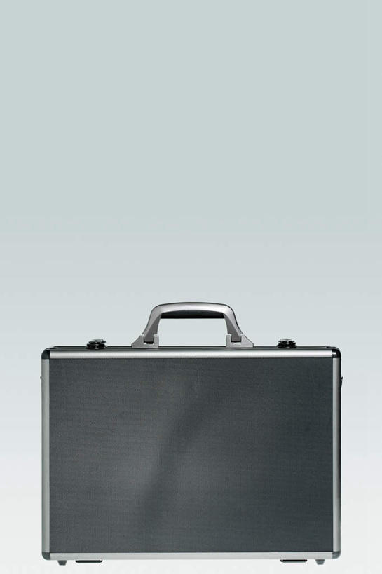 无人,竖图,室内,特写,白天,白色背景,正面,桌面,桌子,静物,木制,包,公文包,一个,黑色,木制品,摄影,影棚,单个,公事包,彩图,影棚拍摄,拍摄