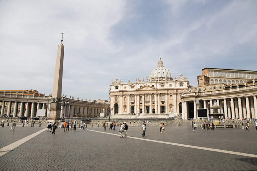 西方人,走,横图,室外,白天,正面,旅游,度假,标志建筑,地标,建筑,雕塑,意大利,欧洲,罗马,欧洲人,一排,阴影,服装,艺术,整齐,装饰,时间,光线,雕刻,雕像,时钟,影子,柱子,云,云朵,钟楼,首都,许多人,计时,云彩,注视,休闲装,娱乐,建设,排列,衣服,蓝色,白云,蓝天,天空,阳光,工艺品,钟表,天,观察,看,一群人,享受,休闲,休闲服,表,旅游胜地,放松,服饰,晴朗,观看,纪念,美术,察看,队列,关注,南欧,主题,陈列,坎波广场,意大利共和国,功能,美学,塔钟,曼贾塔钟楼,男人,男性,女人,女性,中年男性,中年女性,白种人,钟,晴空,步行,散步,走路,彩图,全身