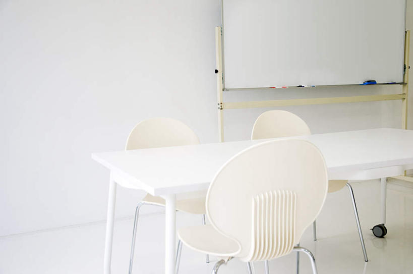 无人,办公室,横图,室内,白天,正面,家具,桌子,椅子,办公桌,墙,墙壁,墙面,白板,会议椅,办公椅,记录板,记事板,办公家具,商务椅,培训椅,彩图