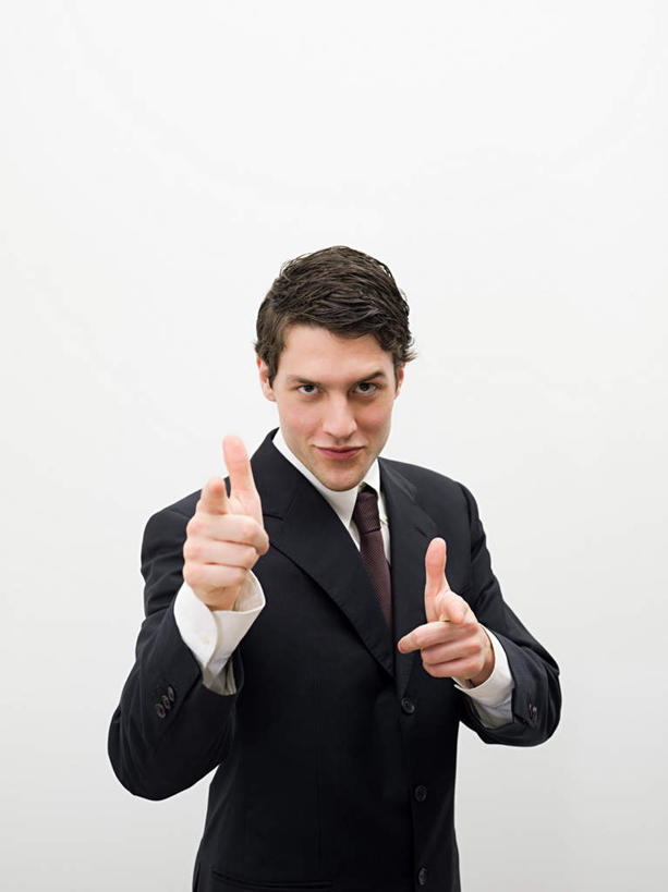 西方人,一个人,商务人士,商务男性,站,笑,微笑,露齿笑,竖图,室内,白天,白色背景,正面,衬衫,兴奋,欧洲,欧洲人,仅一个男性,仅一个人,阴影,套装,反射,影子,注视,仅一个年轻男性,观察,看,手势,站着,竖,摄影,影棚,欢快,观看,喜悦,察看,食指,关注,商务装,欢腾,工薪阶层,庆幸,男人,男性,年轻男性,白种人,大拇指,白领,上班族,站立,半身,彩图,影棚拍摄,衬衣,高兴,欢乐,开心,愉快,拍摄