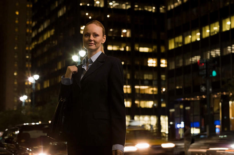 西方人,一个人,商务人士,商务女性,高楼大厦,站,笑,微笑,横图,室外,夜晚,正面,安全,办公楼,大厦,建筑,路灯,摩天大楼,写字楼,夜景,照明,欧洲,欧洲人,仅一个女性,仅一个人,阴影,套装,光线,包,皮包,影子,红绿灯,灯光,信号灯,交通,注视,灯,楼宇,观察,看,站着,仅一个中年女性,商务楼,警示,绿灯,观看,单肩包,照亮,察看,照明设备,关注,提示,商务装,流通,工薪阶层,交通信号灯,行人信号灯,女人,女性,中年女性,白种人,白领,上班族,站立,半身,彩图,大楼,高层建筑,高楼,摩天楼