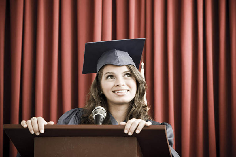 西方人,一个人,学生,站,笑,微笑,露齿笑,横图,室内,白天,仰视,欧洲,欧洲人,仅一个年轻女性,仅一个女性,仅一个人,朦胧,模糊,注视,红色,灰色,话筒,讲台,扶,观察,看,演讲,站着,流苏,帷幕,报告,观看,察看,麦克风,扶着,演说,学士帽,毕业,关注,扩音器,帷幔,学士服,演说台,幕布,宣传,幕帘,传声器,演讲台,微音器,垂布,学士袍,帷幔布,鼓动,讲演,年轻女性,女人,女性,白种人,站立,半身,彩图,低角度拍摄