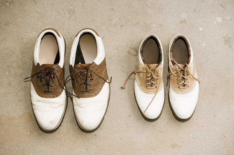 无人,横图,俯视,室外,特写,白天,运动鞋,静物,鞋子,环绕,缠绕,鞋带,两双,休闲鞋,纠缠,彩图,高角度拍摄