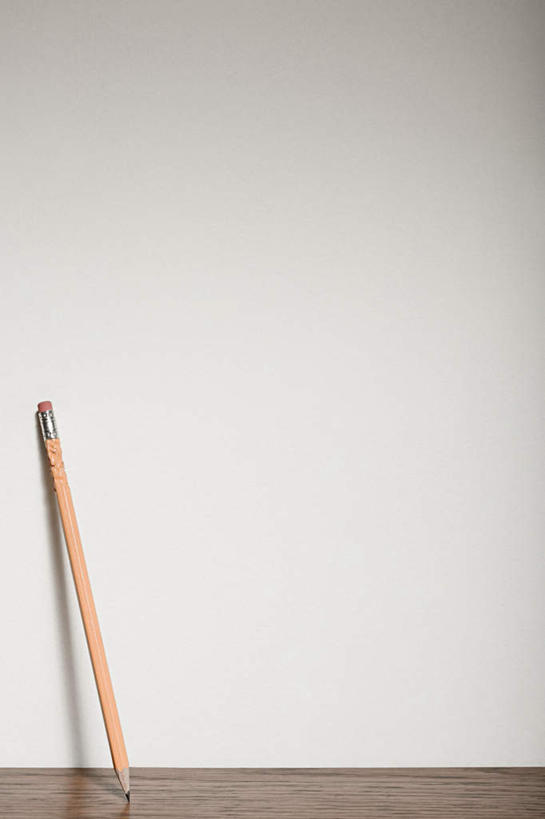 无人,竖图,室内,特写,白天,白色背景,正面,桌子,静物,阴影,反射,笔,影子,办公用品,书桌,文具,课桌,铅笔,橡皮,学习用品,摄影,影棚,文具用品,彩图,影棚拍摄,拍摄