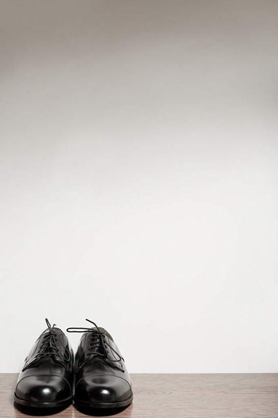 无人,竖图,室内,特写,白天,白色背景,正面,鞋,桌子,静物,鞋子,一双,阴影,反射,影子,皮革,书桌,黑色,课桌,摄影,影棚,彩图,影棚拍摄,皮鞋,拍摄