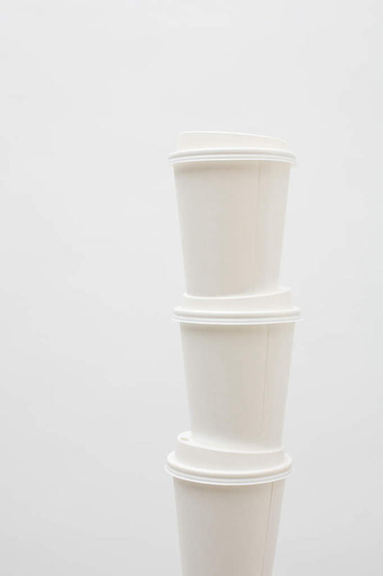 无人,竖图,室内,特写,白天,白色背景,正面,桌面,桌子,静物,杯子,一排,整齐,木制,排列,三个,木制品,纸制品,摄影,影棚,纸杯,堆,队列,一次性杯子,彩图,影棚拍摄,拍摄