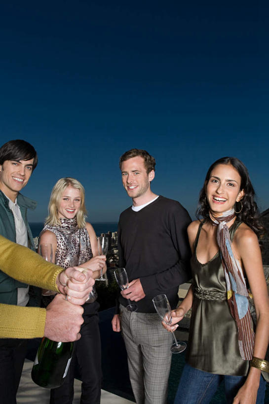 西方人,四个人,伙伴,朋友,露台,站,笑,微笑,露齿笑,竖图,室外,白天,正面,爱情,友谊,阳台,杯子,法国,欧洲,欧洲人,握,服装,高脚杯,浪漫,拿,拿着,注视,玻璃制品,衣服,蓝色,蓝天,天空,黄昏,酒杯,天,观察,看,站着,温暖,温馨,恩爱,握着,恋人,服饰,晴朗,观看,和睦,察看,衣着,穿着,关注,香槟杯,万里无云,法兰西共和国,法兰西第五共和国,衣饰,薄暮,奥布省,香槟.阿登,香槟.阿登大区,友情,男人,男性,年轻男性,年轻女性,女人,女性,白种人,情侣,玻璃杯,晴空,晴空万里,站立,半身,彩图,傍晚,露天阳台,伴侣,融洽