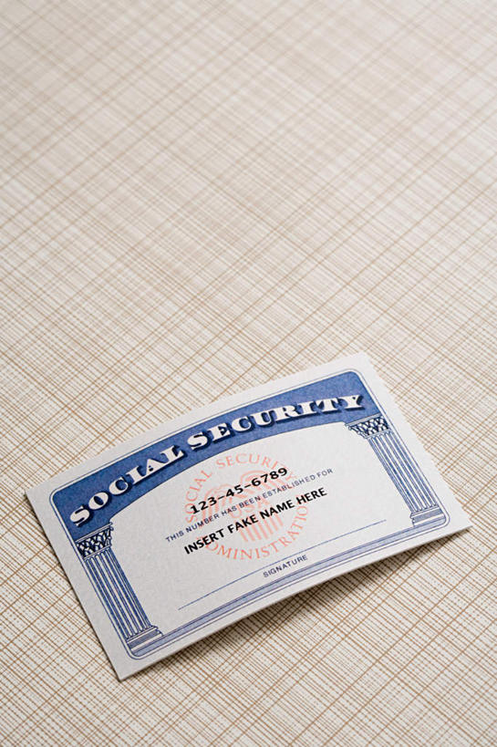 无人,竖图,俯视,室内,特写,白天,白色背景,静物,一排,一张,阴影,整齐,反射,英文,标志,文字,影子,字符,字母,标识,排列,卡,摄影,影棚,英文字母,队列,身份证,彩图,高角度拍摄,影棚拍摄,拍摄