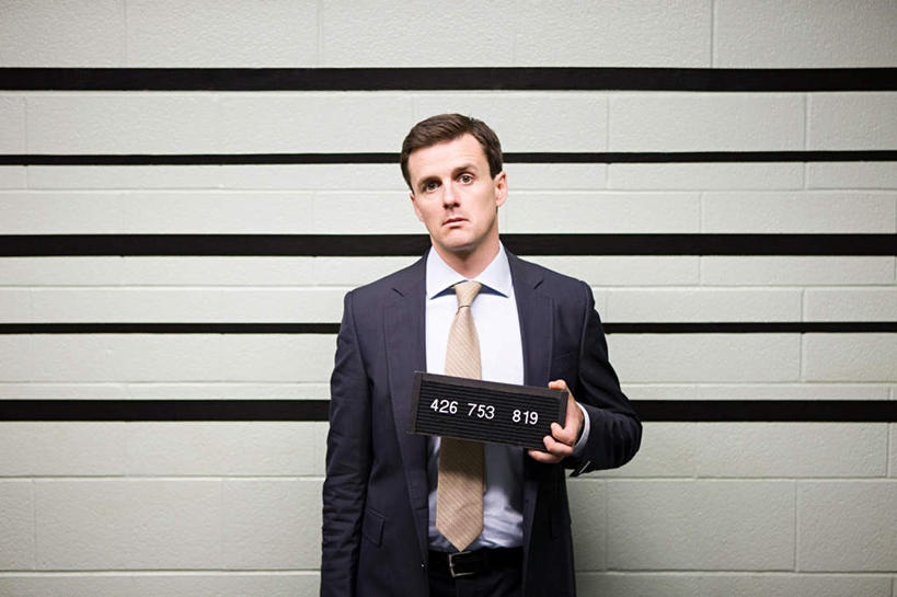 西方人,一个人,商务人士,商务男性,站,横图,室内,白天,正面,衬衫,欧洲,欧洲人,仅一个男性,仅一个人,仅一个中年男性,握,套装,标志,数字,文字,字符,墙,领带,拿,拿着,注视,标识,墙壁,墙面,观察,看,站着,握着,阿拉伯数字,观看,察看,象征,庄重,犯人,关注,商务装,身份,囚犯,工薪阶层,正式,地位,监犯,囚徒,罪人,男人,男性,中年男性,白种人,白领,上班族,站立,半身,彩图,衬衣