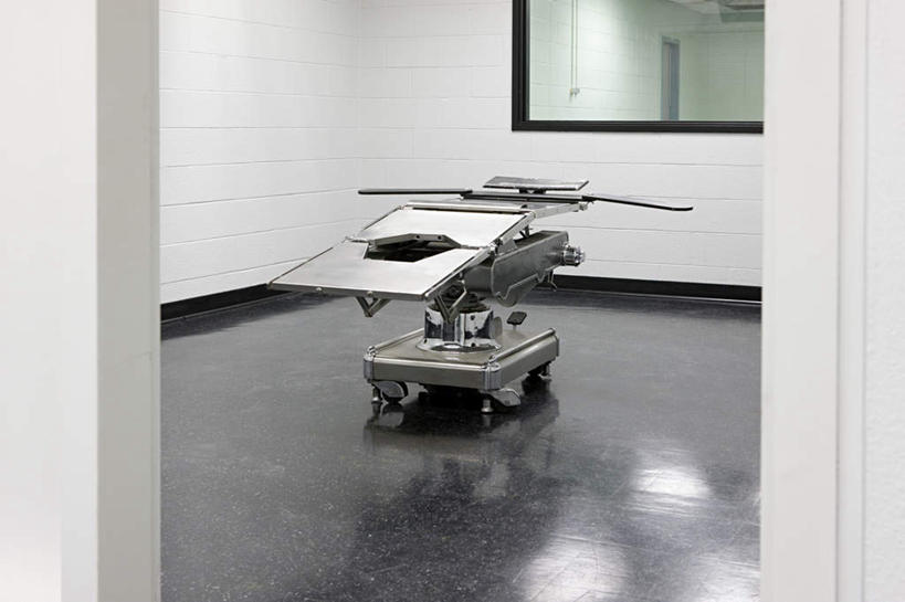 无人,医院,横图,室内,白天,正面,窗户,床,门,瓷砖,地砖,墙,床单,地面,被子,玻璃窗,墙壁,墙面,门框,单人床,医疗设备,手术室,被单,医疗器械,医疗机构,彩图,病院,诊所