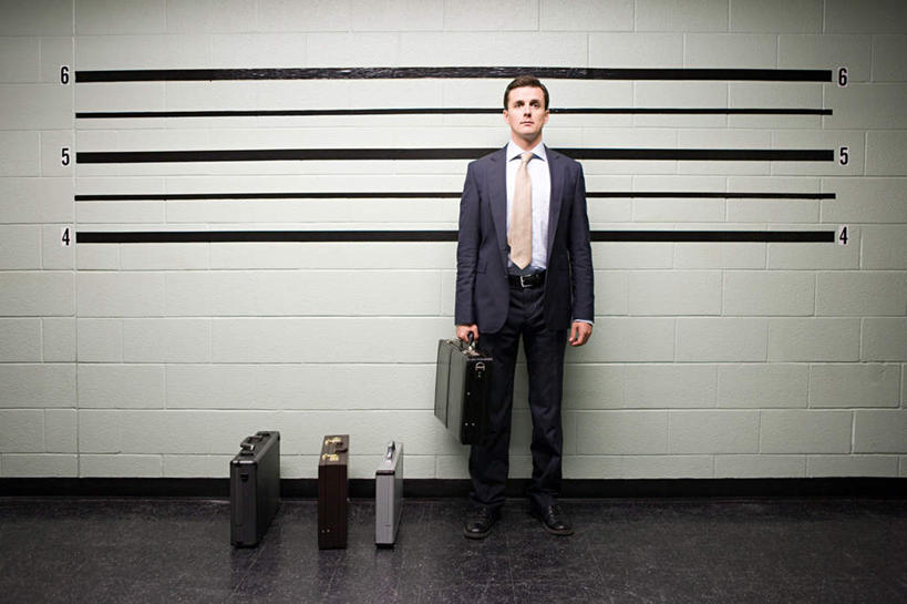 西方人,一个人,商务人士,商务男性,站,横图,室内,白天,正面,衬衫,欧洲,欧洲人,仅一个男性,仅一个人,一排,握,套装,整齐,包,公文包,墙,领带,拿,拿着,注视,墙壁,墙面,排列,仅一个年轻男性,观察,看,站着,握着,公事包,观看,察看,象征,庄重,犯人,队列,关注,商务装,身份,囚犯,工薪阶层,正式,地位,监犯,囚徒,罪人,男人,男性,年轻男性,白种人,白领,上班族,站立,彩图,全身,衬衣