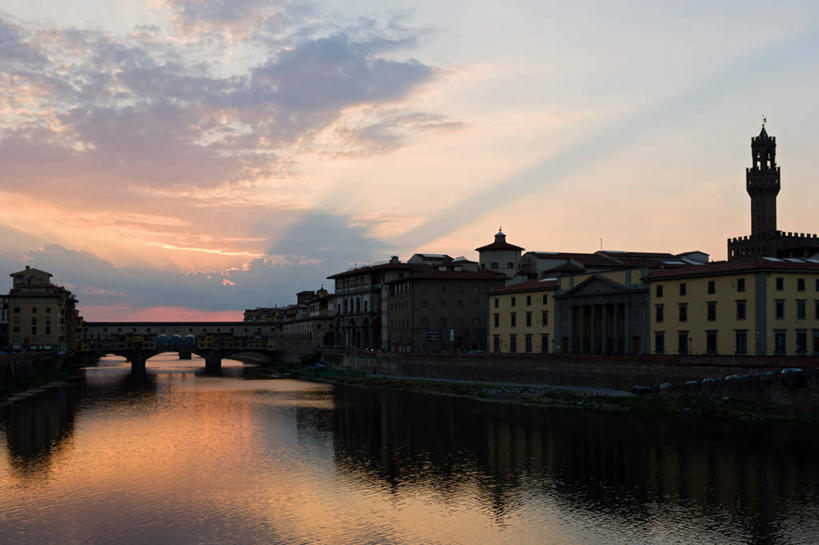 无人,家,横图,室外,白天,正面,旅游,度假,河流,日落,水,标志建筑,地标,建筑,意大利,佛罗伦萨,欧洲,波纹,房屋,屋子,河水,水流,晚霞,霞光,落日,公寓,涟漪,娱乐,建设,洋房,楼房,拱桥,住宅,倒影,水纹,黄昏,波浪,享受,休闲,旅游胜地,彩霞,放松,倒映,托斯卡纳,南欧,意大利共和国,首府,水晕,百花之城,翡冷翠,托斯卡纳大区,夕照,反照,旧桥,老桥,维琪奥桥,夕阳,彩图,房子,斜阳