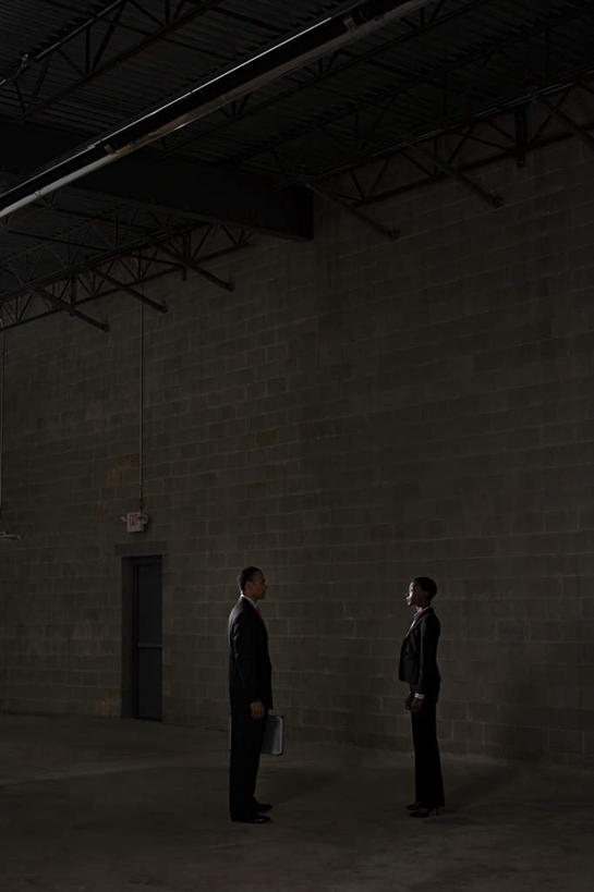 西方人,三个人,同事,商务人士,商务男性,商务女性,站,说,竖图,俯视,室内,夜晚,衬衫,讨论,成功,合作,团队,集体,信心,欧洲,欧洲人,套装,会议,队伍,相视,站着,面对面,对视,领导,成就,相对,商务装,集会,合伙,领袖,工薪阶层,相看,交流,男人,男性,年轻女性,中年男性,白种人,白领,上班族,沟通,讲话,交谈,商讨,说话,谈话,站立,彩图,高角度拍摄,全身,衬衣