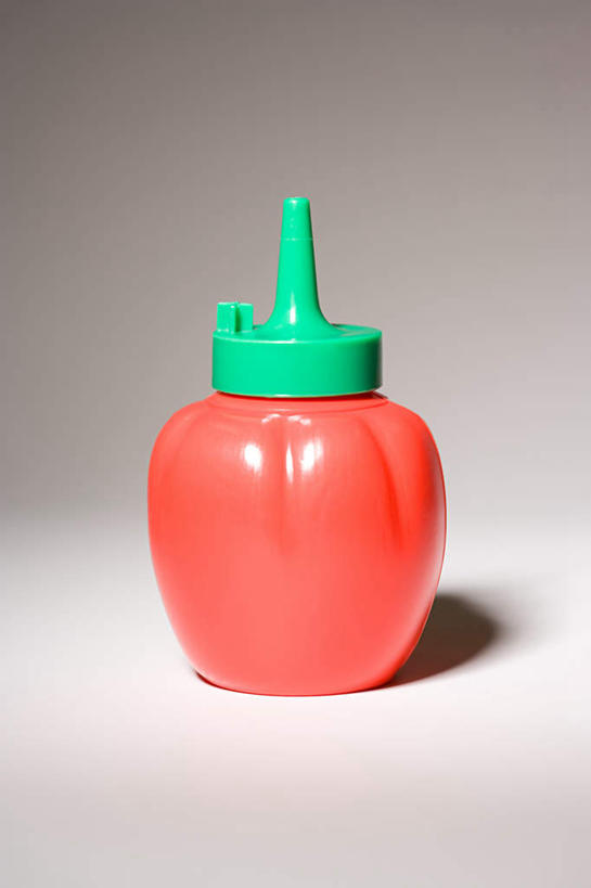 无人,竖图,室内,特写,白天,正面,西红柿,灰色背景,调料,酱料,酱汁,佐料,调味品,调味料,番茄酱,酱,一个,红色,瓶子,塑料制品,塑料瓶,摄影,影棚,单个,番茄,彩图,影棚拍摄,拍摄