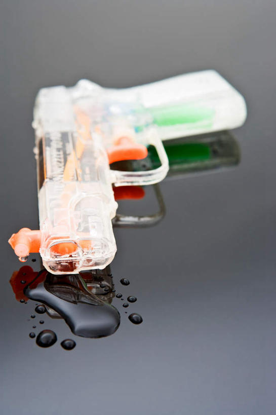 无人,竖图,俯视,室内,特写,白天,游戏,静物,玩具,黑色背景,玩,娱乐,一个,休闲,益智,摄影,影棚,单个,活动,水枪,发泄,消遣,智力,宣泄,玩具水枪,玩耍,嬉戏,彩图,高角度拍摄,影棚拍摄,拍摄