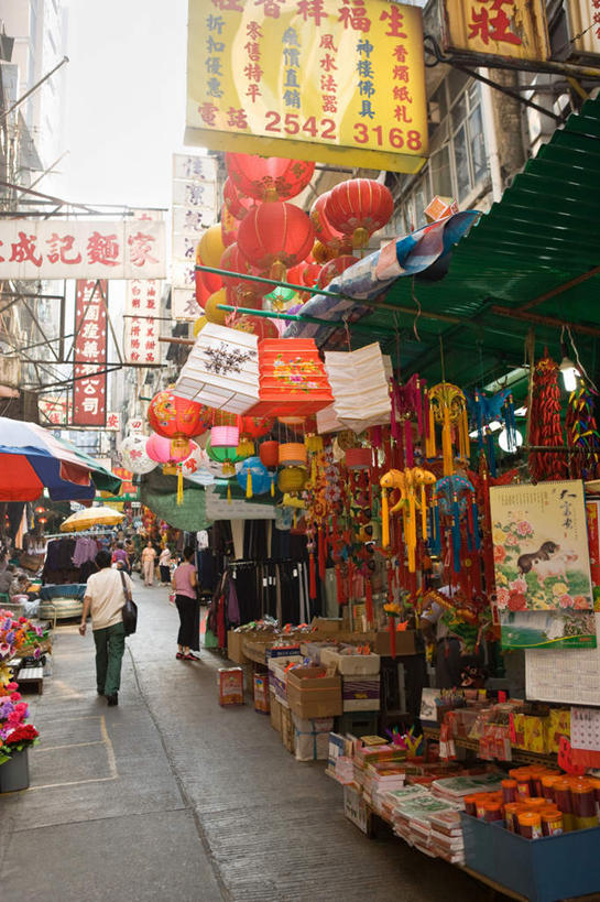 东方人,商店,走,竖图,室外,白天,购物,度假,消费,美景,城市风光,超市,城市,商场,照明,香港,中国,亚洲,吊挂,悬挂,服装,灯笼,纸灯笼,景观,许多人,挂,注视,休闲装,黄种人,娱乐,背面,衣服,灯具,观察,看,一群人,享受,休闲,休闲服,景色,放松,金融,百货,服饰,观看,照亮,港,察看,照明设备,关注,选购,贸易,百货公司,东亚,香港特别行政区,港澳台,中华人民共和国,血拼,荷李活道,男人,男性,女人,女性,中年男性,中年女性,亚洲人,步行,散步,走路,彩图,全身,购物商场,购物中心,商业中心