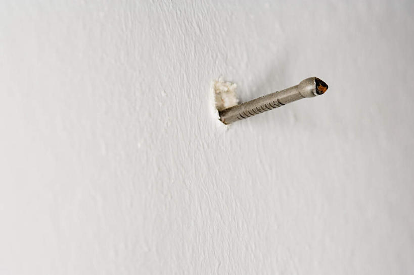 无人,横图,室内,特写,白天,正面,静物,金属制品,金属,钉子,墙,墙壁,墙面,一个,单个,五金,紧固,牢固,彩图,稳固