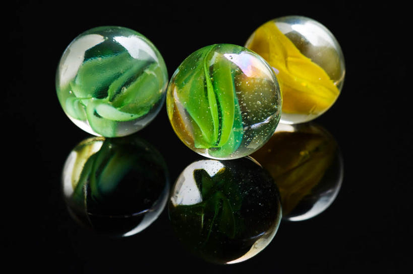 无人,横图,室内,特写,白天,正面,游戏,静物,玩具,阴影,黑色背景,反射,影子,玩,娱乐,弹珠,三个,休闲,益智,摄影,影棚,活动,发泄,消遣,欣赏,智力,弹球,宣泄,美观,玩耍,嬉戏,彩图,影棚拍摄,拍摄