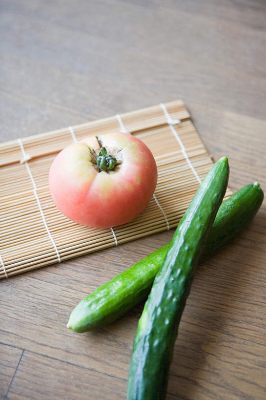 无人,竖图,俯视,室内,特写,白天,桌面,桌子,黄瓜,蔬菜,西红柿,两根,阴影,竹制,朦胧,模糊,新鲜,反射,木制,影子,食品,食物,一个,木制品,有机食品,绿色食品,单个,竹制品,寿司帘,寿司席,寿司竹,寿司竹卷,寿司竹席,青瓜,胡瓜,番茄,彩图,高角度拍摄